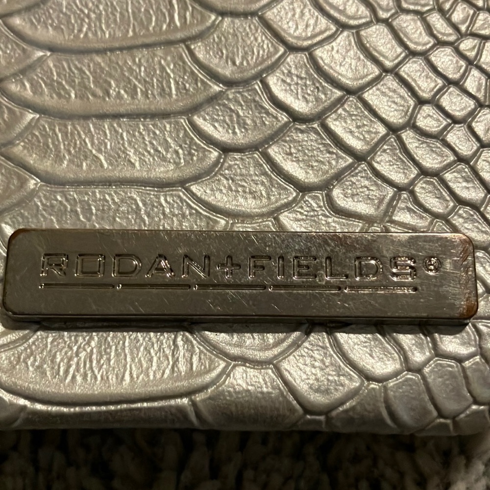 Rodan + Fields Silver‎ Cosmetic Bag - Picture 2 of 4